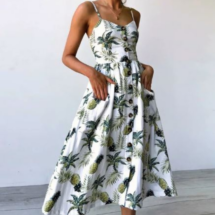Frau in weißem Sommerkleid mit Ananas-Print und Knopfleiste, ärmellos, knielang, modisch, tropisches Design, Freizeitkleidung.