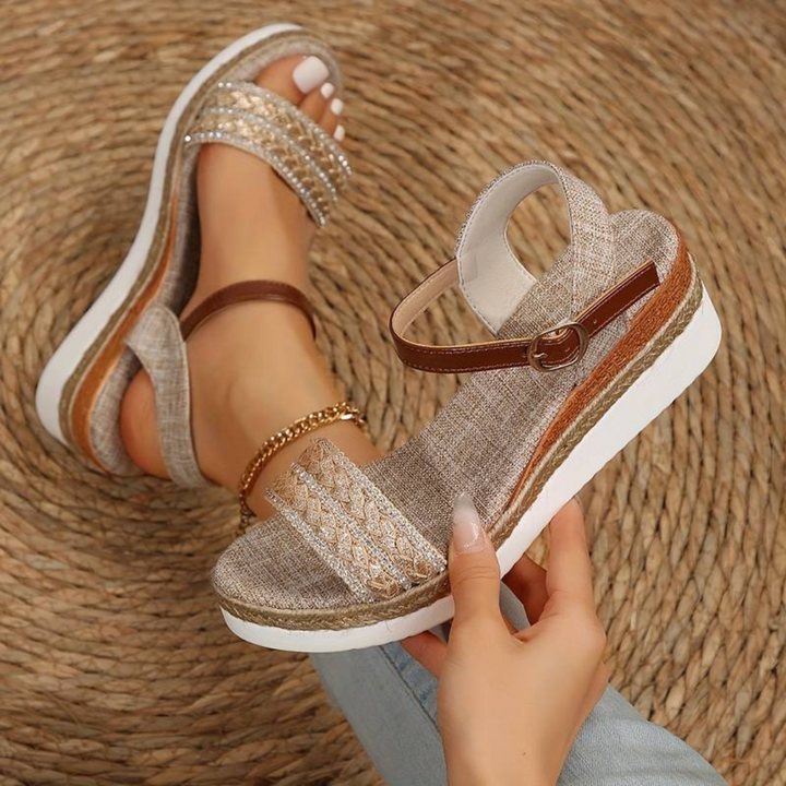 Damen-Sandalen mit Keilabsatz, beige Leinenoptik, verstellbarem Riemen, geflochtenem Detail, ideal für Sommermode und Freizeitkleidung.