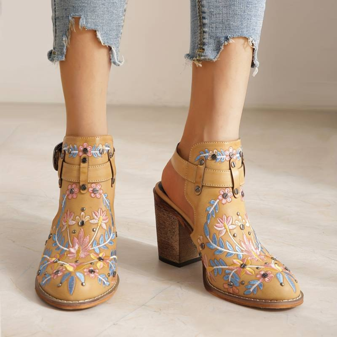 Damenstiefeletten mit Blumenstickerei, Blockabsatz und Schnallen, kombiniert mit zerrissenen Jeans. Modische, handgefertigte Lederstiefel.