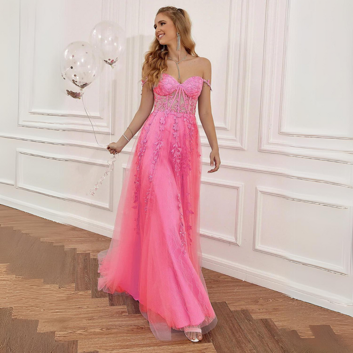 Frau in elegantem, pinkem Abendkleid mit Blumenstickerei hält Luftballons. Perfektes Outfit für festliche Anlässe. Eleganz, Mode, Abendkleid.