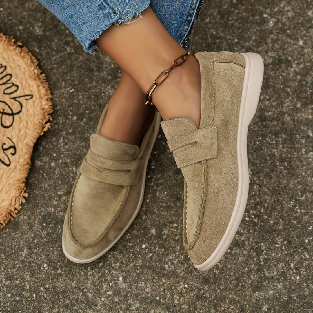 Damenbeige Wildleder-Loafer, lässig und stilvoll, kombiniert mit blauen Jeans. Perfekte Schuhe für Freizeit und Alltag.