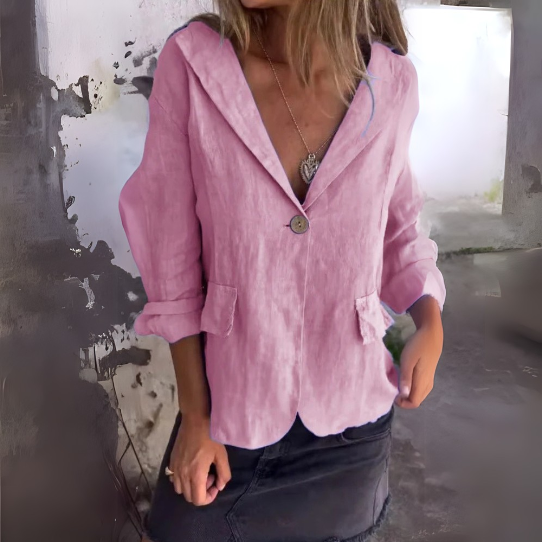 Frau in rosa Leinenblazer und schwarzem Rock, lässiger Look, modische Damenbekleidung, trendiger Stil, urbaner Hintergrund.