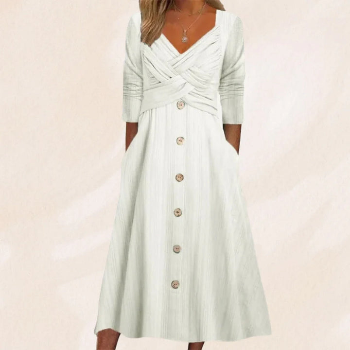 Elegantes weißes Damenkleid mit Knopfleiste, langen Ärmeln und V-Ausschnitt. Perfekt für Sommermode und stilvolle Anlässe.