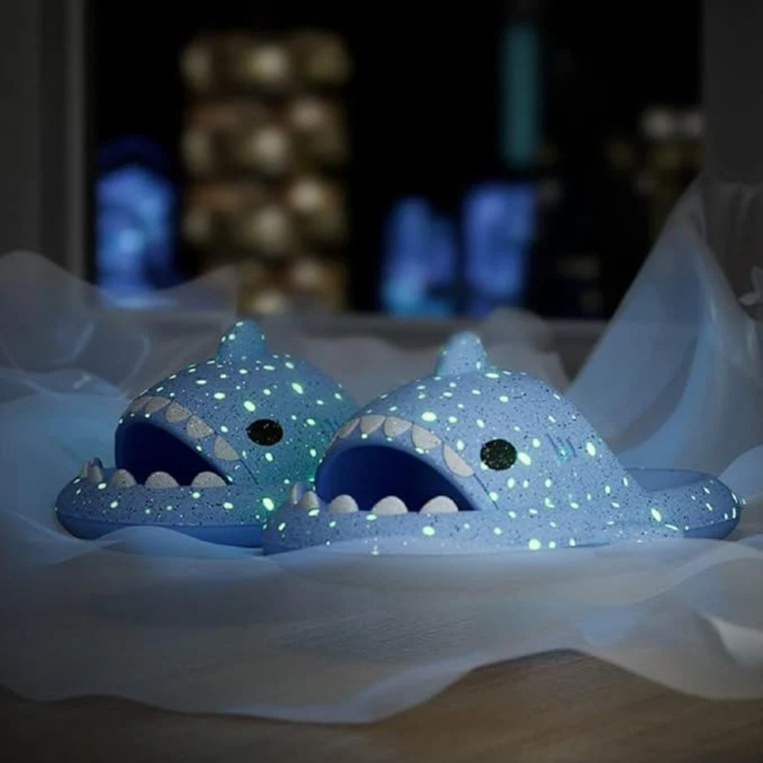 Leuchtende Hai Hausschuhe im Dunkeln | Kinder Pantoletten mit Glow-Effekt