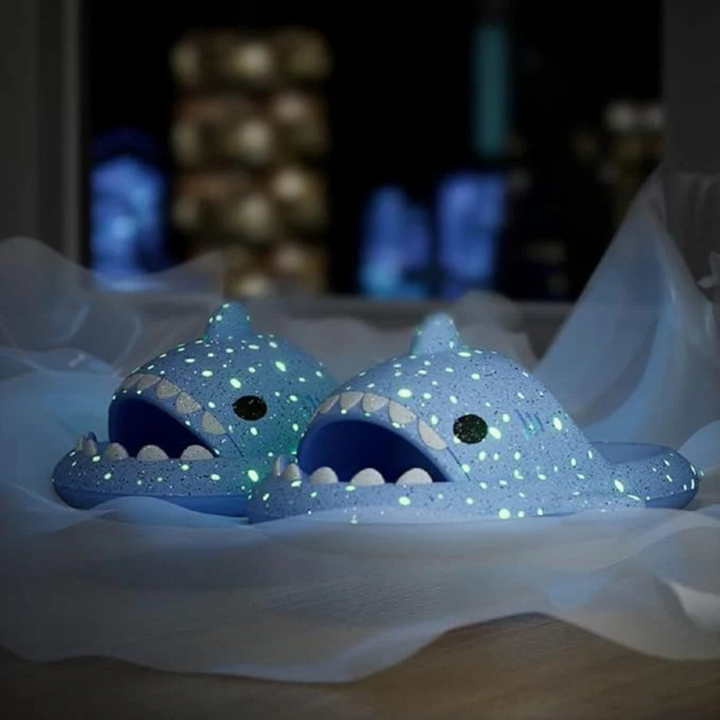 Leuchtende Hai Hausschuhe im Dunkeln | Kinder Pantoletten mit Glow-Effekt