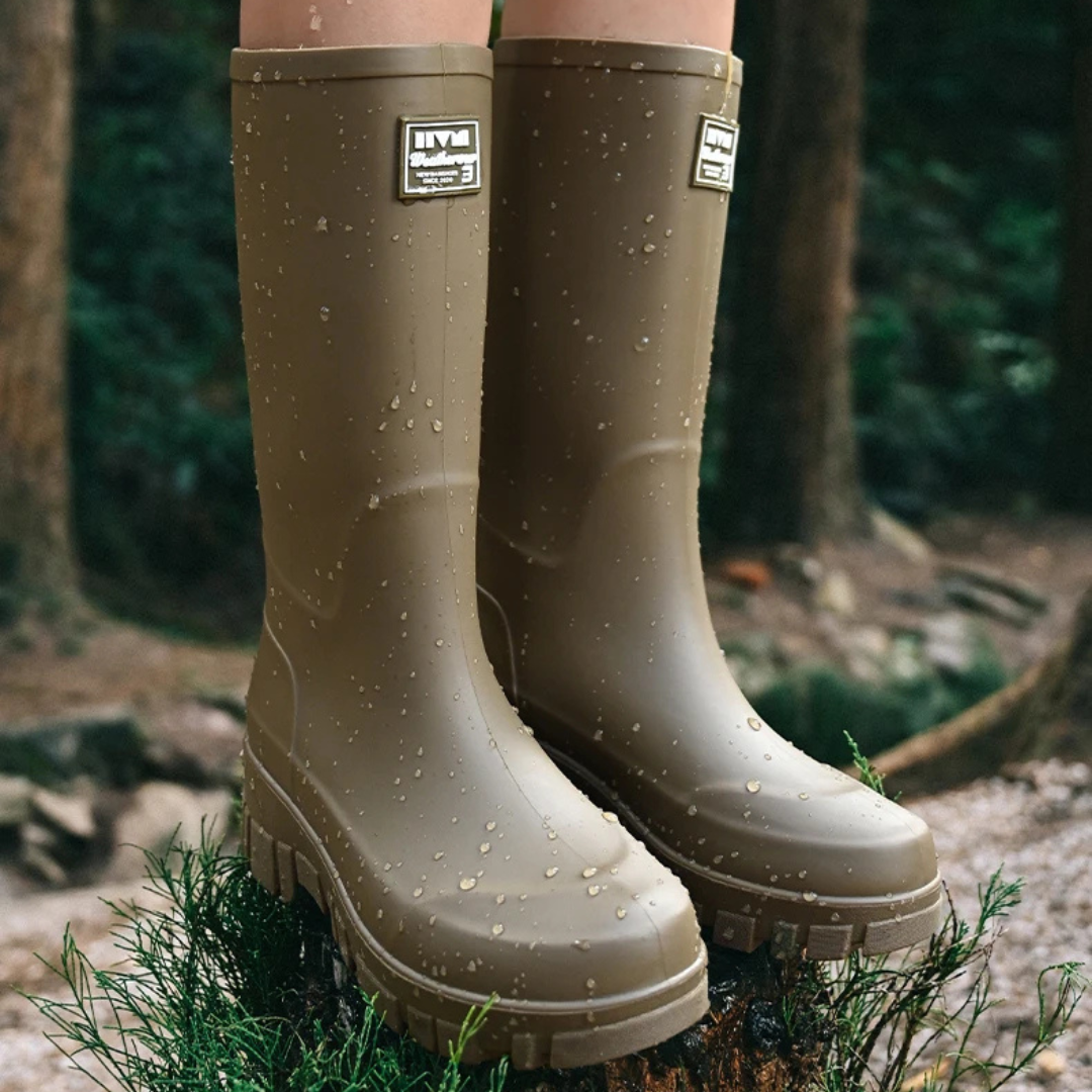 Regenstiefel für den Herbst - Schwarze Chelsea Gummistiefel mit Blockabsatz und Profilsohle für Damen