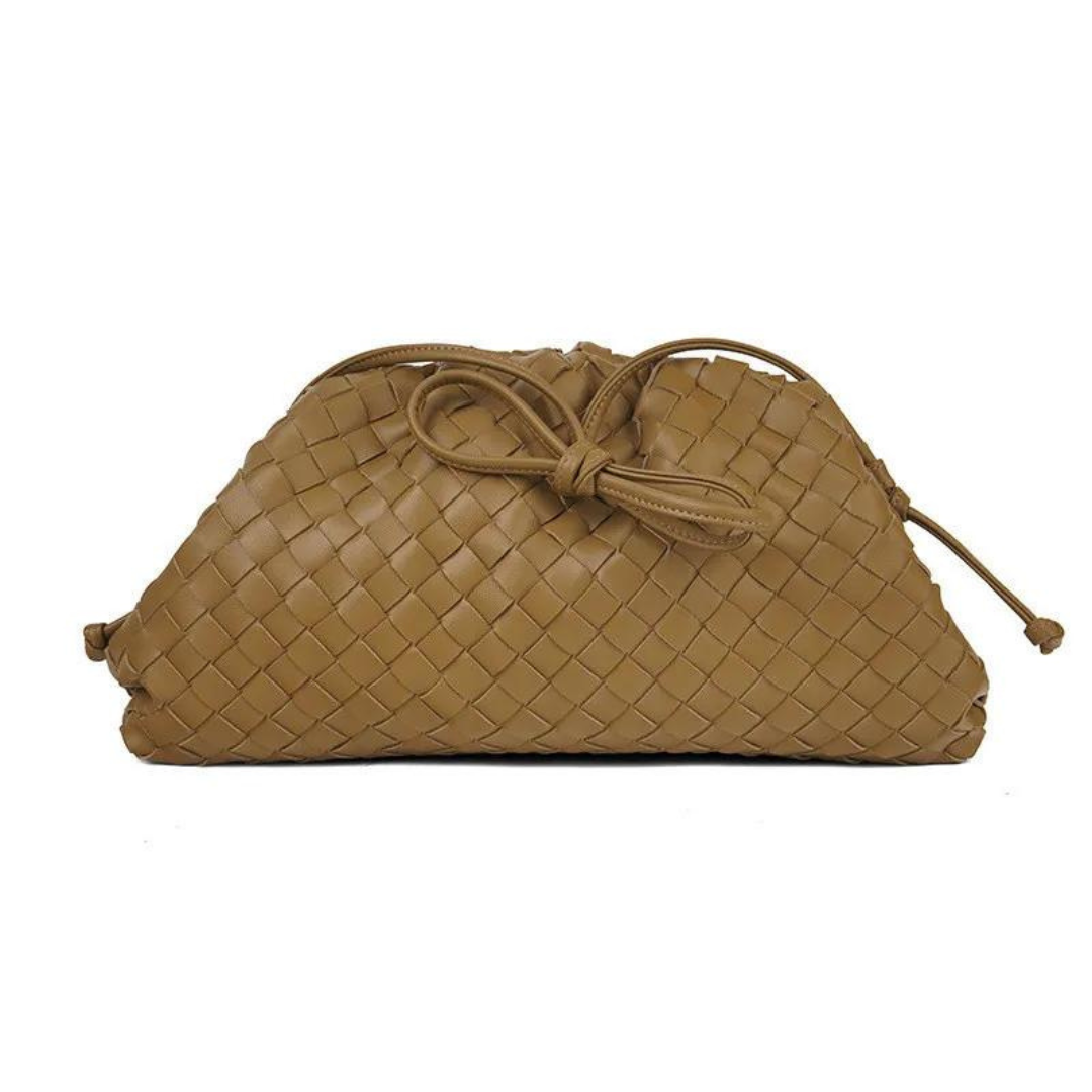 Braune geflochtene Clutch aus Leder mit Kordelzug, elegantes Design, modisches Accessoire, ideal für Abendveranstaltungen und besondere Anlässe.