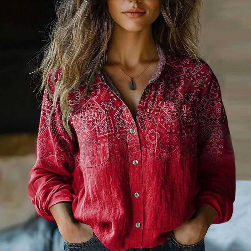 Frau trägt rote Bandana-Bluse mit Knöpfen, lässiger Stil, lange Ärmel, modisches Design, ideal für Freizeitmode und trendige Outfits.