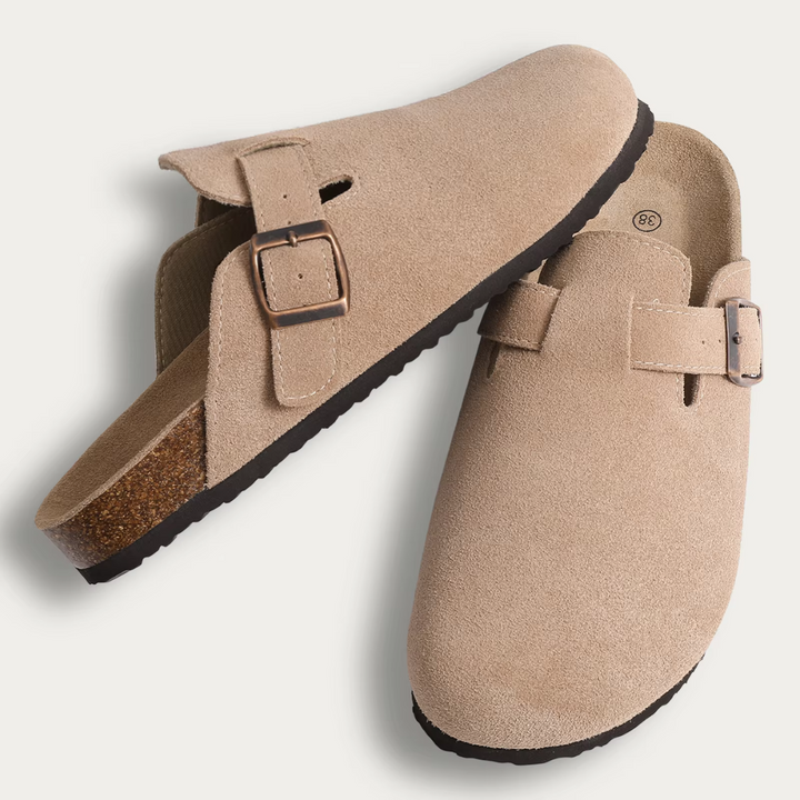 Beige Wildleder-Clogs mit verstellbarer Schnalle und ergonomischer Korksohle, ideal für Komfort und Stil. Perfekte Freizeitschuhe für Damen und Herren.