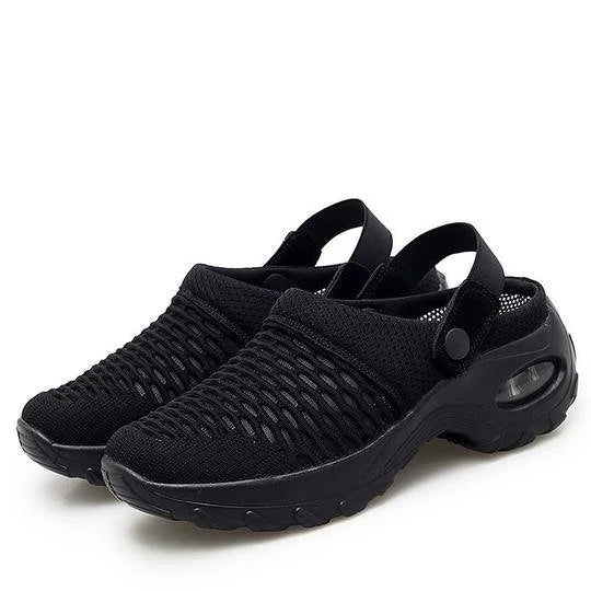 Schwarze atmungsaktive Clogs mit Netzdesign und verstellbarem Riemen, ideal für Sommer und Outdoor-Aktivitäten. Bequeme, leichte Freizeitschuhe.