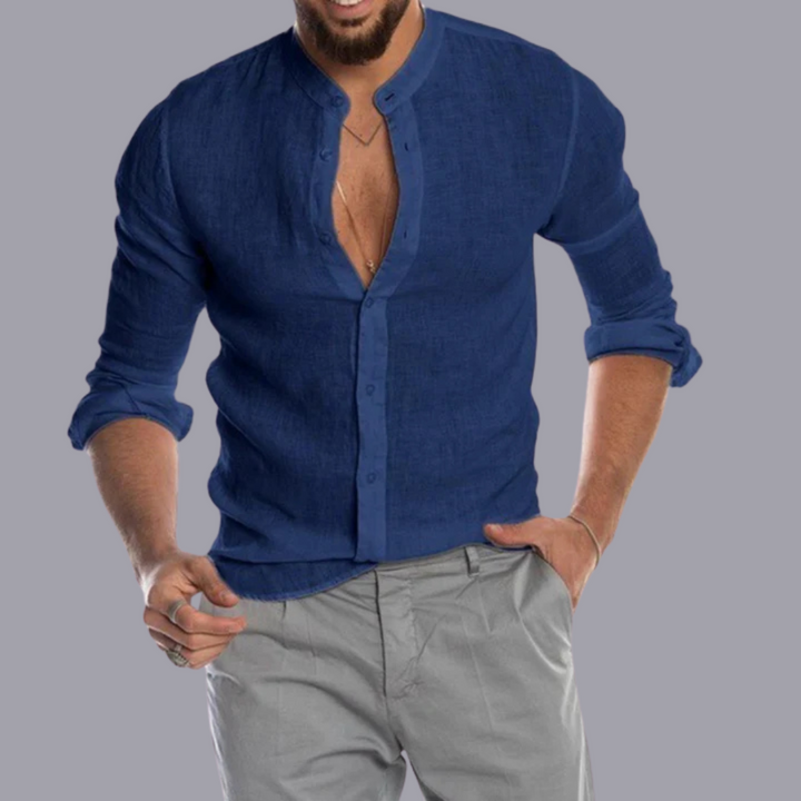 Mann in dunkelblauem Leinenhemd mit Stehkragen und grauer Hose, lässiger Stil, Mode für Herren, elegantes Freizeitoutfit.