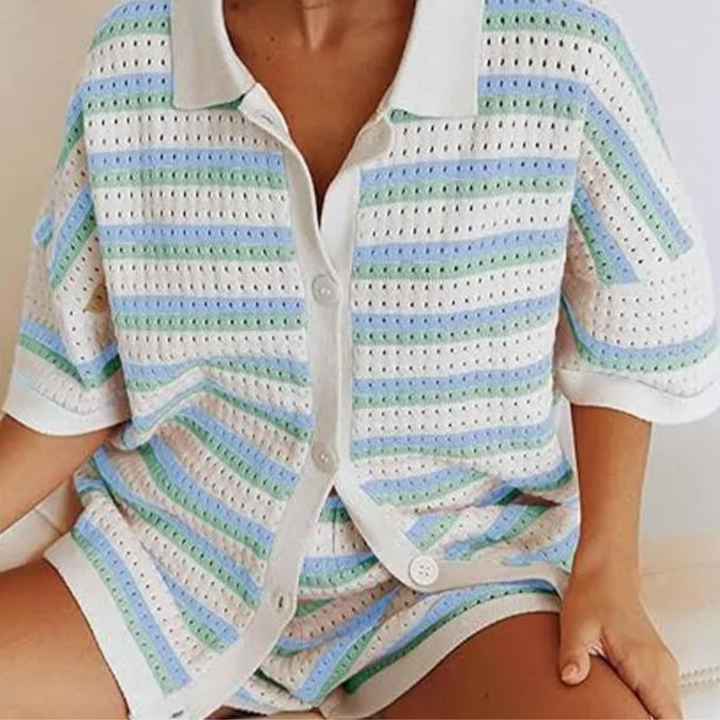 Frau trägt gestreiften Strick-Shorts-Anzug in Pastellfarben, Sommermode, bequeme Freizeitkleidung, trendiger Look, modisches Outfit.