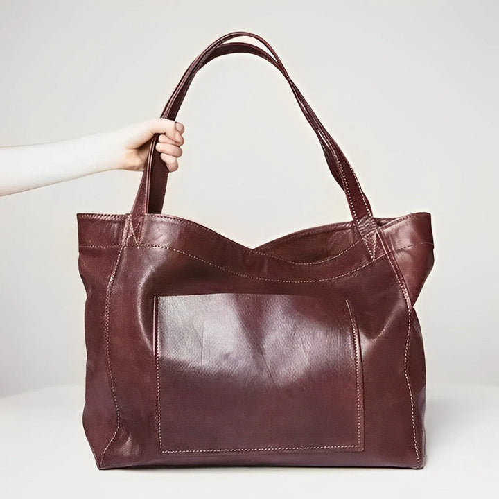 Braune Ledertasche mit großem Frontfach, handgehalten. Stilvolle, geräumige Damenhandtasche, ideal für Alltag und Büro. Hochwertiges Lederaccessoire.