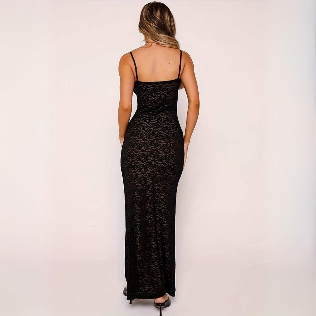 Frau in elegantem, schwarzem Spitzenkleid mit Spaghettiträgern, Rückansicht. Abendmode, stilvoll, modisch, langes Kleid, Damenbekleidung.