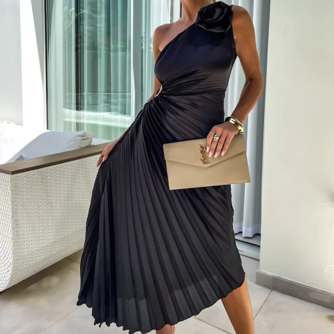 Elegantes schwarzes Abendkleid mit asymmetrischem Schnitt und Plissee-Details, kombiniert mit einer beigen Clutch. Perfekt für formelle Anlässe.