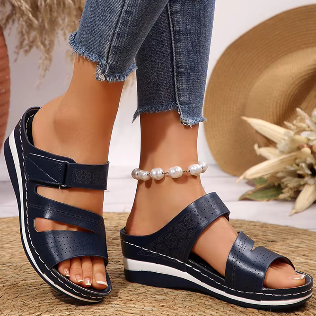 Damen Sandalen mit Keilabsatz, dunkelblau, perforiertes Design, verstellbare Riemen, kombiniert mit Jeans und Perlenfußkettchen, Sommermode.