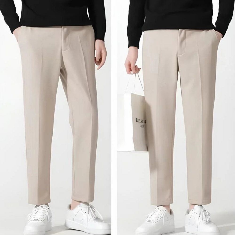 Beige Herren-Chinohose, elegant und modern, kombiniert mit weißen Sneakers. Perfekt für Business-Casual-Looks. Ideal für stilvolle Herrenmode.