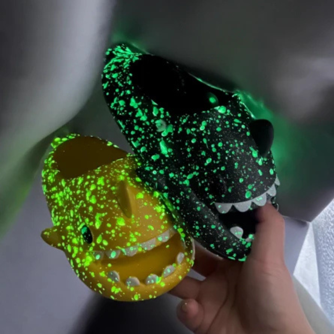 Leuchtende Hai Hausschuhe im Dunkeln | Kinder Pantoletten mit Glow-Effekt