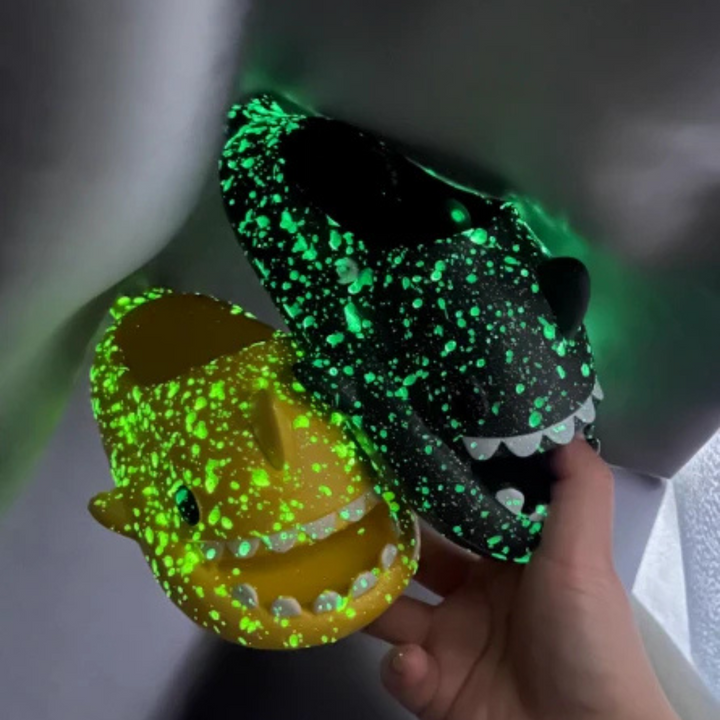 Leuchtende Hai Hausschuhe im Dunkeln | Kinder Pantoletten mit Glow-Effekt