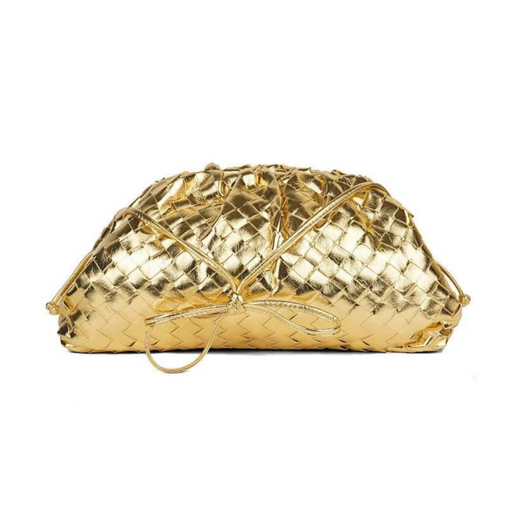 Goldene, geflochtene Clutch-Tasche mit glänzendem Finish und dekorativen Schnüren. Luxuriöses Accessoire, ideal für elegante Anlässe.