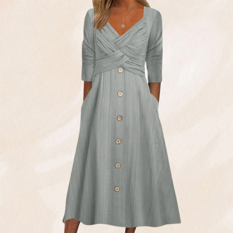 Graues Damenkleid mit Knopfleiste, 3/4-Ärmeln und V-Ausschnitt. Elegantes Design, ideal für Freizeit und Büro. Modetrend 2023.