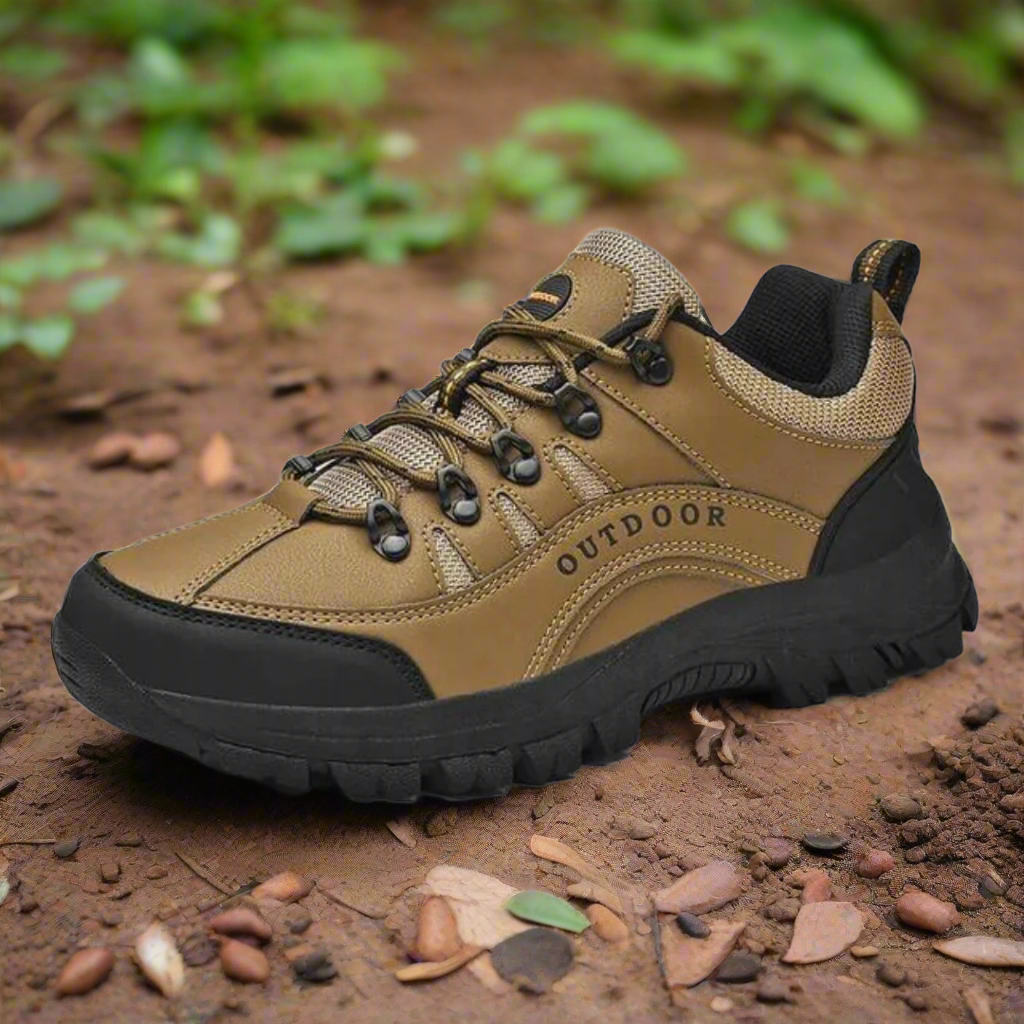 Brauner Outdoor-Wanderschuh auf Waldboden, robustes Design mit schwarzer Sohle, ideal für Trekking und Naturabenteuer.