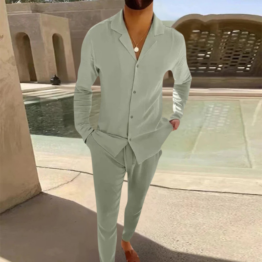 Mann in eleganter, hellgrauer Freizeitanzug vor modernem Architekturhintergrund mit Pool. Stilvolle Herrenmode, Sommeroutfit, Freizeitlook.