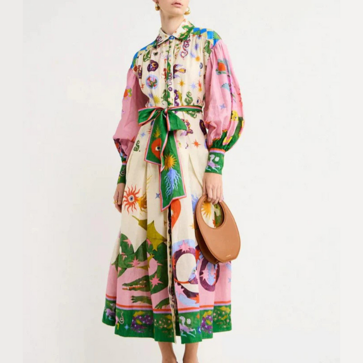 Frau in langem, buntem Kleid mit Naturmotiven und Gürtel, hält braune Handtasche. Modetrend, farbenfrohes Design, eleganter Stil.