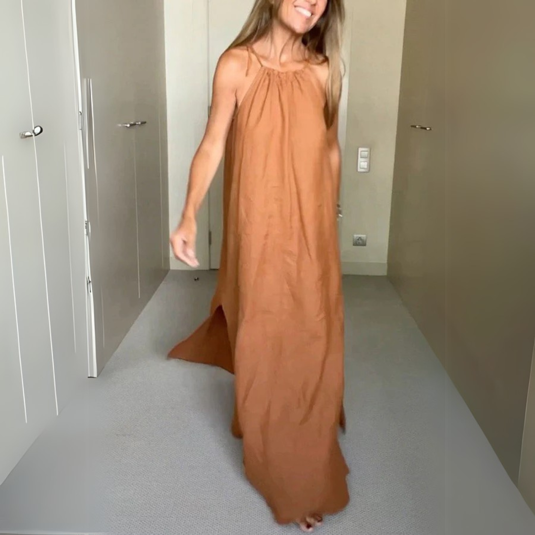 Frau in langem, ärmellosem, braunem Kleid in modernem Raum. Modetrend, Sommerkleid, elegantes Design, Damenmode, stilvoller Look.