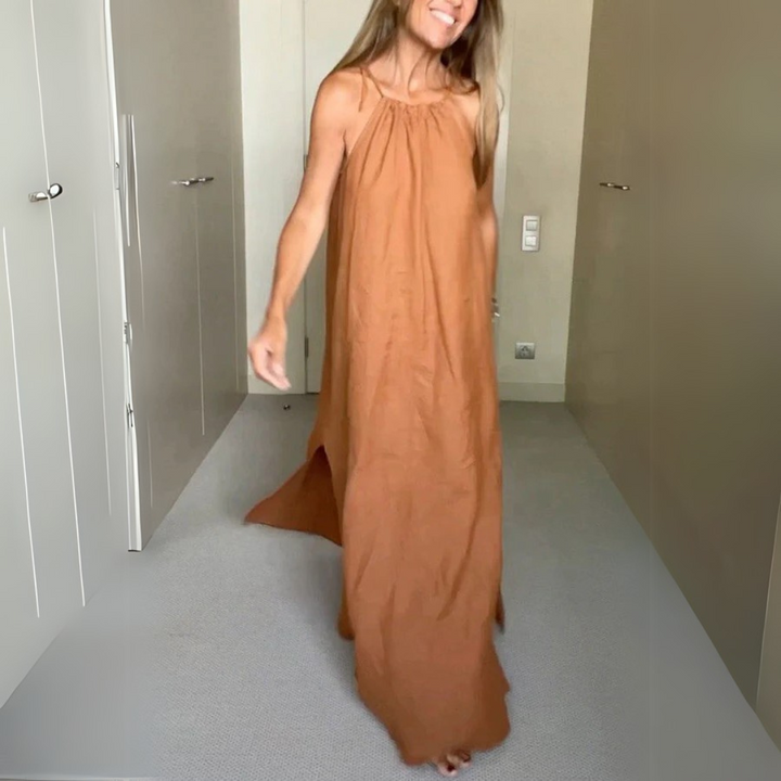 Frau in langem, ärmellosem, braunem Kleid in modernem Raum. Modetrend, Sommerkleid, elegantes Design, Damenmode, stilvoller Look.