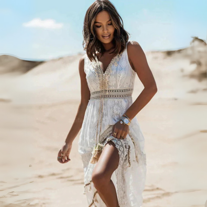 Frau in weißem Sommerkleid spaziert durch Wüste, blauer Himmel im Hintergrund. Mode, Sommer, Wüstenlandschaft, Freizeitkleidung.
