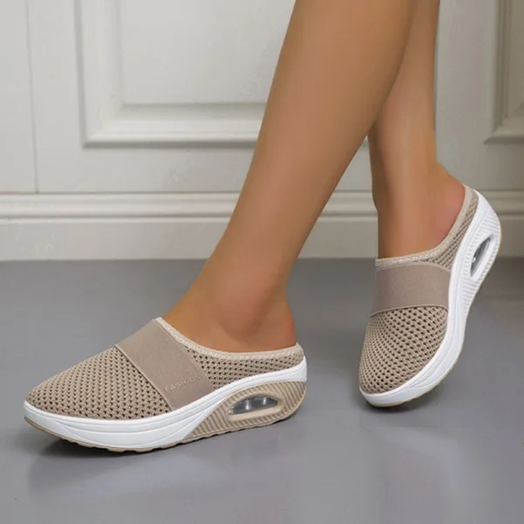 Beige Damen-Sneaker-Slipper mit atmungsaktivem Mesh-Obermaterial und weißer Sohle, ideal für Komfort und Stil im Alltag.