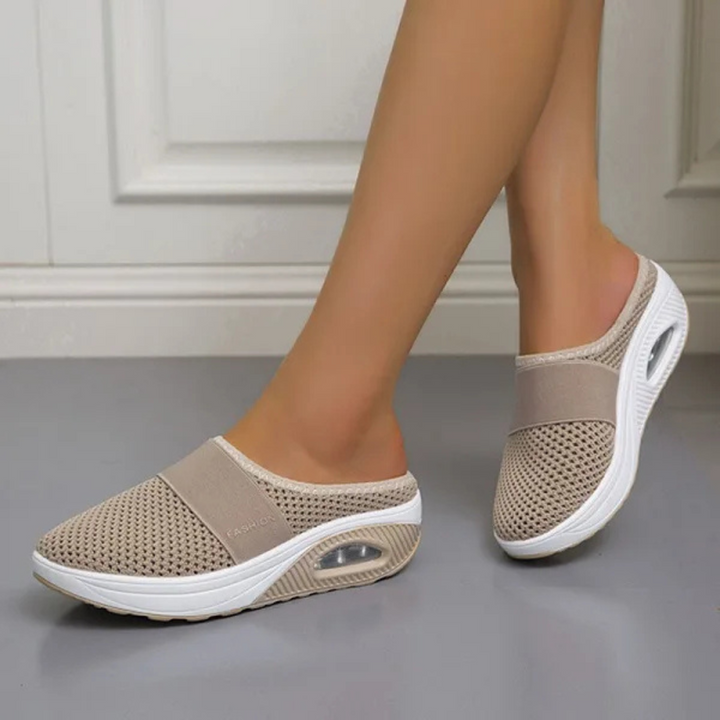 Beige Damen-Sneaker-Slipper mit atmungsaktivem Mesh-Obermaterial und weißer Sohle, ideal für Komfort und Stil im Alltag.