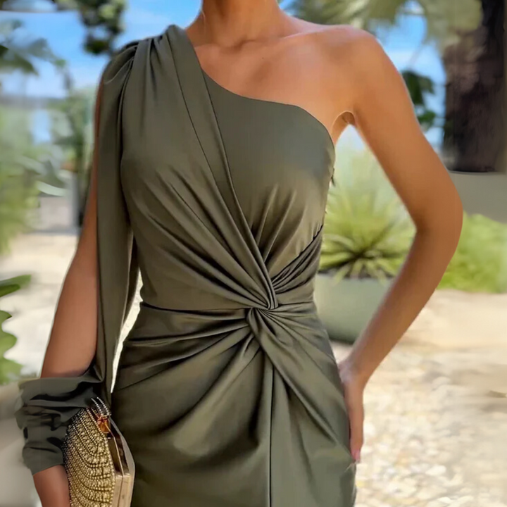 Grünes, schulterfreies Kleid mit asymmetrischem Design und Raffung, getragen von einer Frau im Freien. Elegante Mode, Sommerkleid, Damenbekleidung.