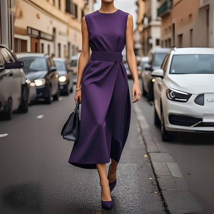 Elegante Frau in lila Kleid auf Stadtstraße, trägt schwarze Handtasche. Mode, Streetstyle, urbane Eleganz, stilvolle Abendgarderobe.