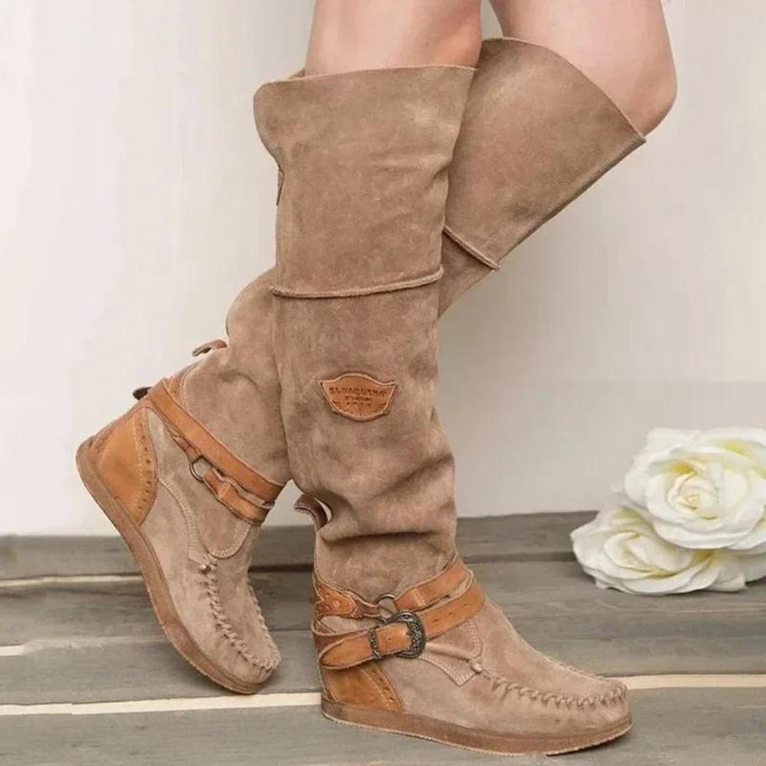 Damen Stiefel aus Wildleder, kniehoch, beige, mit Schnallen und Keilabsatz. Modische Herbst-Winter Schuhe, ideal für lässige Outfits.