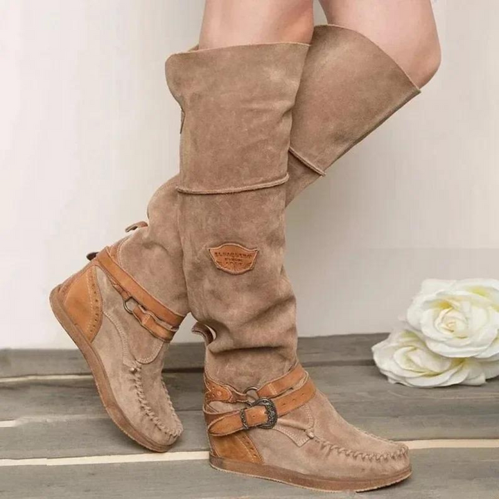 Damen Stiefel aus Wildleder, kniehoch, beige, mit Schnallen und Keilabsatz. Modische Herbst-Winter Schuhe, ideal für lässige Outfits.