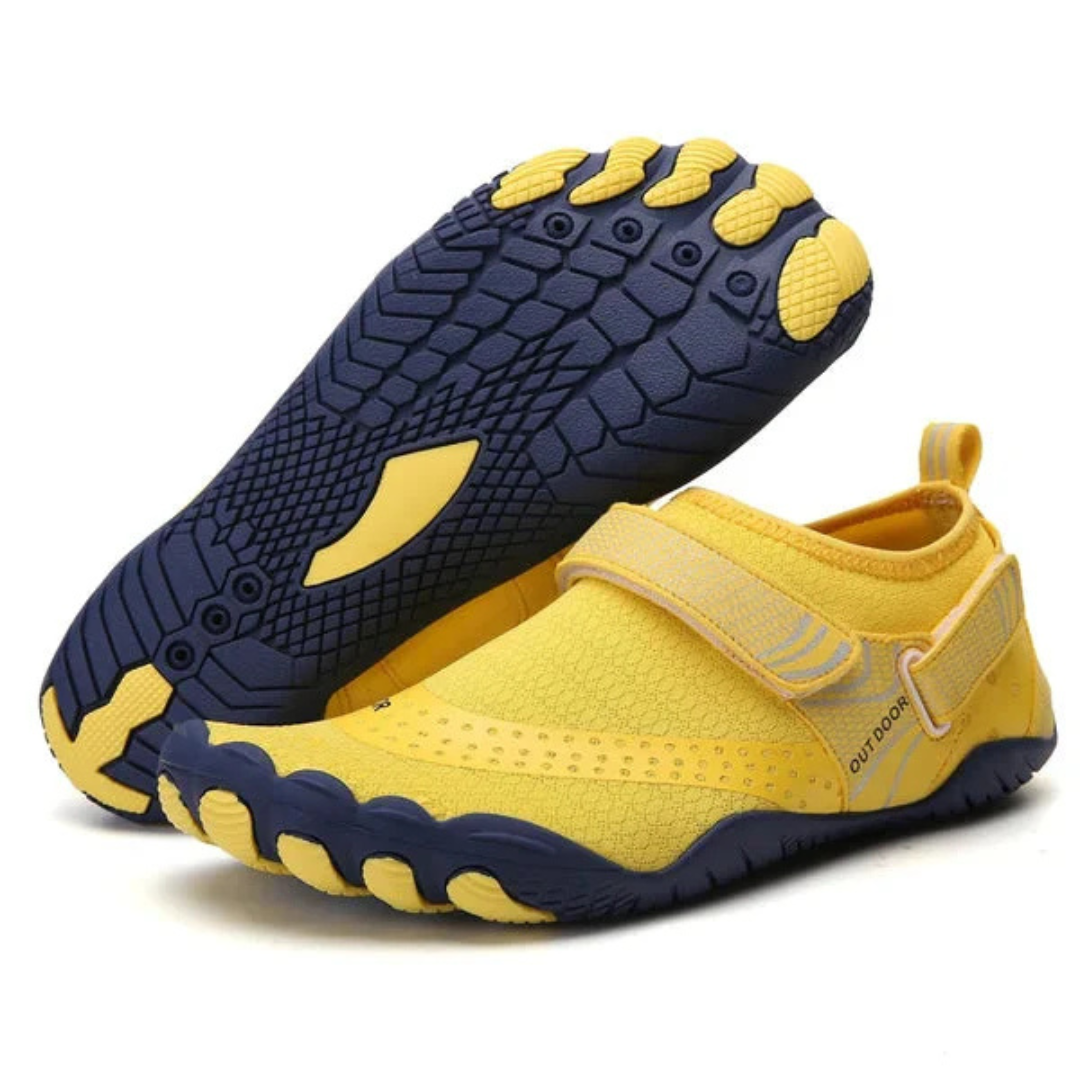 Gelbe Barfußschuhe mit blauen Sohlen, ideal für Outdoor-Aktivitäten. Leichtes Design, rutschfeste Sohle, atmungsaktiv. Perfekt für Laufen und Wandern.