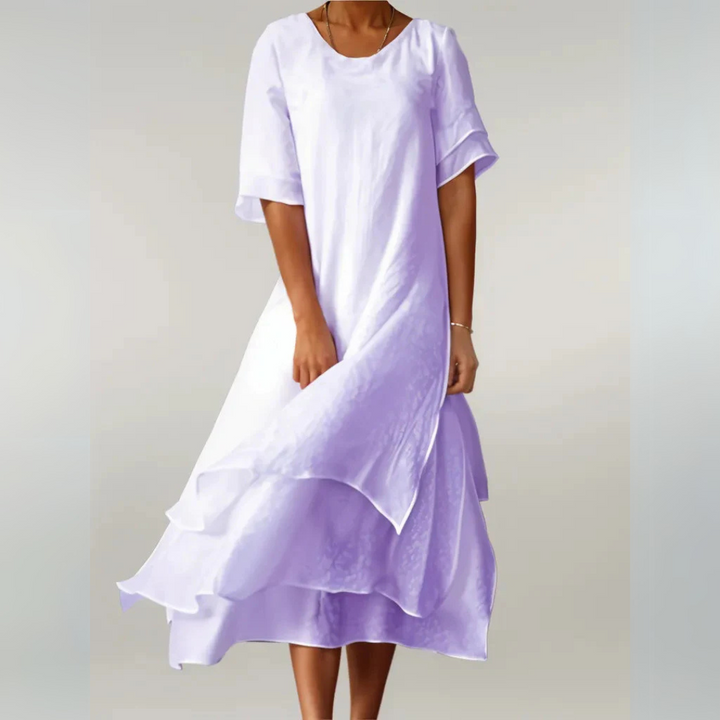 Fliederfarbenes, knielanges Kleid aus Satin mit kurzen Ärmeln und fließendem Schnitt. Elegantes Damenmode-Design für Sommer und besondere Anlässe.