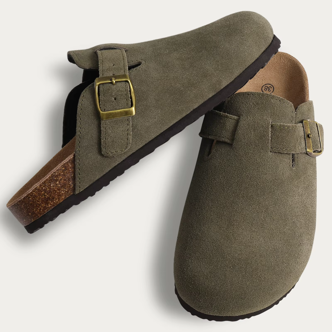 Olivgrüne Wildleder-Clogs mit goldener Schnalle, ergonomischem Korkfußbett und rutschfester Sohle. Bequeme, stilvolle Schuhe für Damen und Herren.