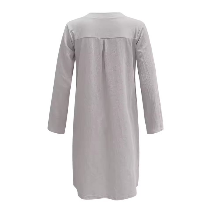 Graues Damenkleid mit langen Ärmeln, knielang, aus leichtem Stoff. Ideal für Freizeit und Büro. Elegantes Design, vielseitig kombinierbar.