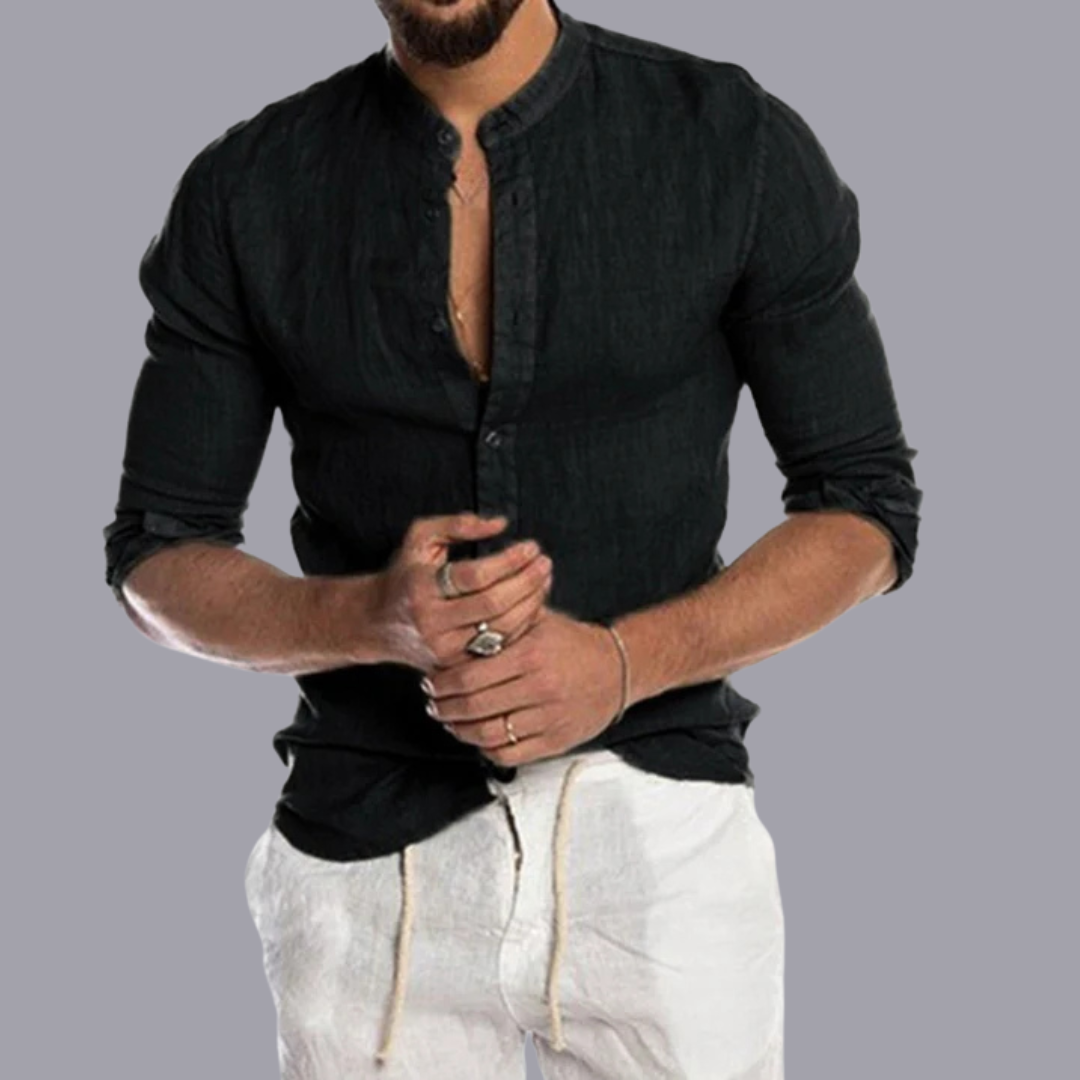 Schwarzes Herrenhemd mit Stehkragen, kombiniert mit weißen Leinenhosen. Modischer Look für Männer, ideal für Freizeit und Sommer.