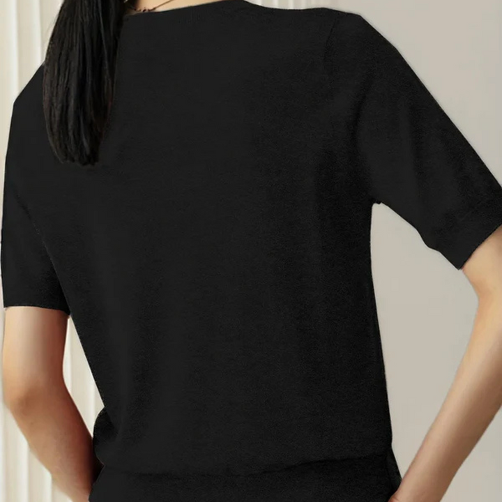 Schwarzes Damen-T-Shirt aus Baumwolle, Rückansicht. Kurzarm, schlichtes Design, ideal für Freizeitmode. Hochwertige Verarbeitung, zeitloser Stil.