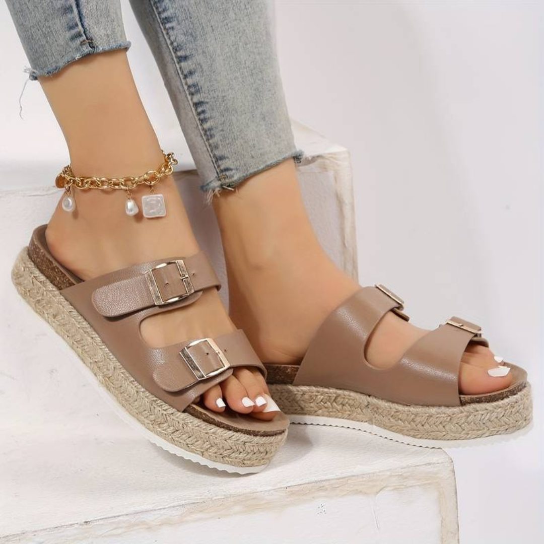 Beige Sandalen mit Plateau und Schnallen, getragen von einer Person in Jeans. Modische Sommerschuhe, ideal für Damen.