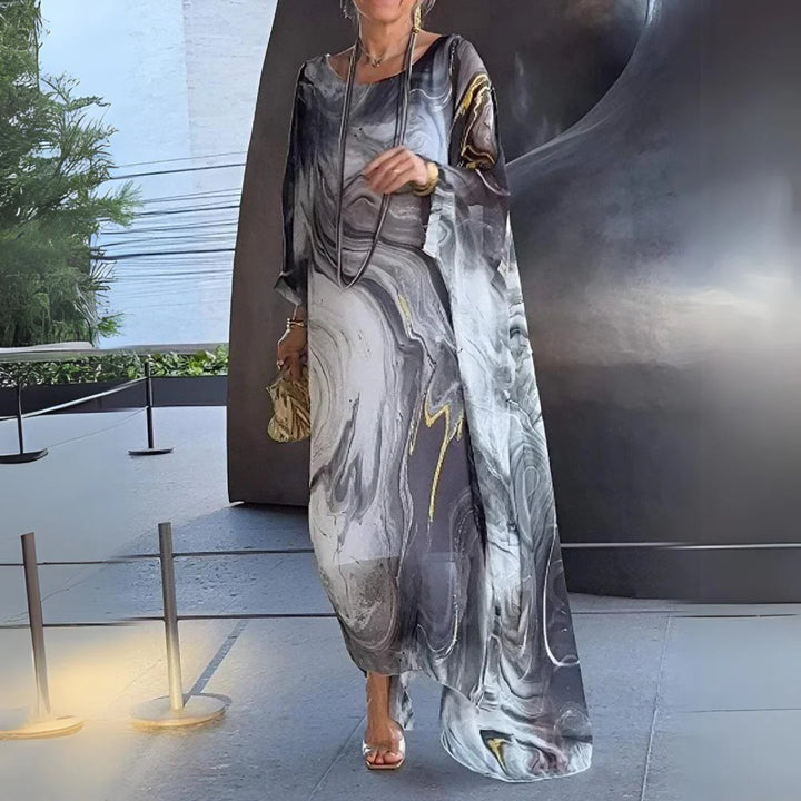 Elegantes Damenkleid mit abstraktem Marmormuster in Grau und Weiß, getragen von einer Frau. Perfekt für stilvolle Anlässe und moderne Mode.