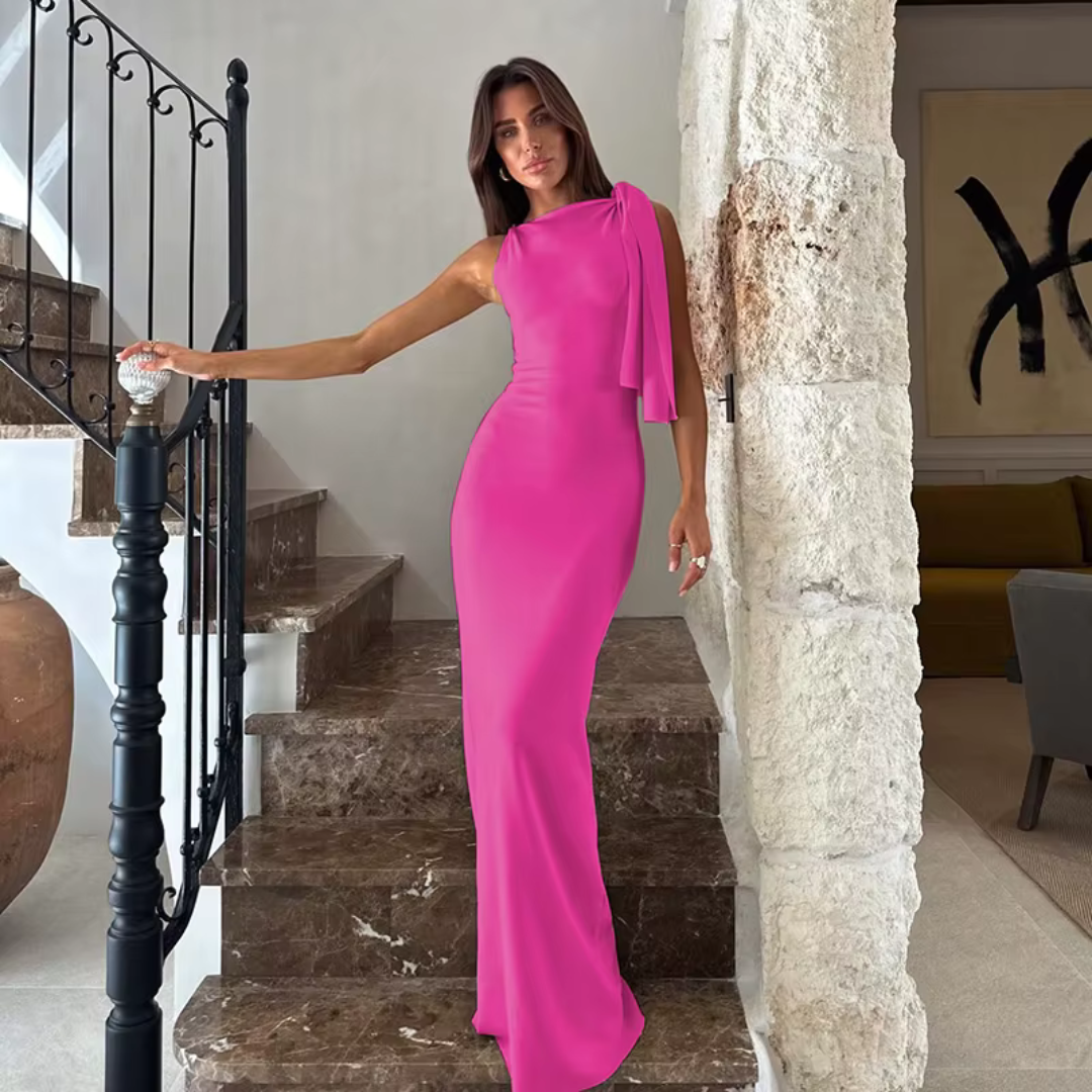 Eine Frau in einem eleganten, pinken Abendkleid steht auf einer Marmortreppe. Stilvolle Mode, Abendgarderobe, luxuriöses Design.