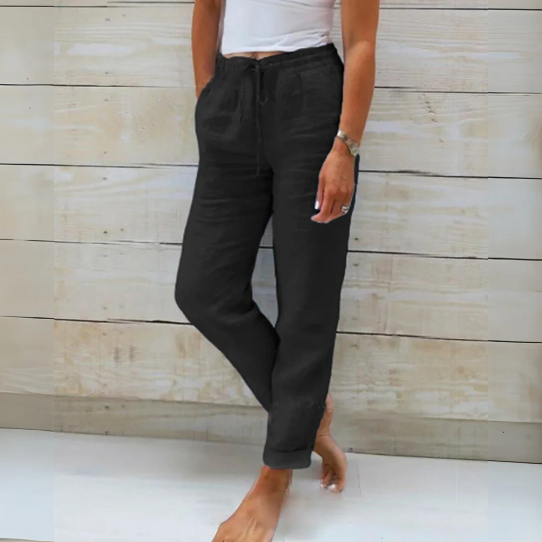 Damenhose aus Leinen in Schwarz, lässig geschnitten, kombiniert mit weißem Top, ideal für Sommermode und Freizeitkleidung.