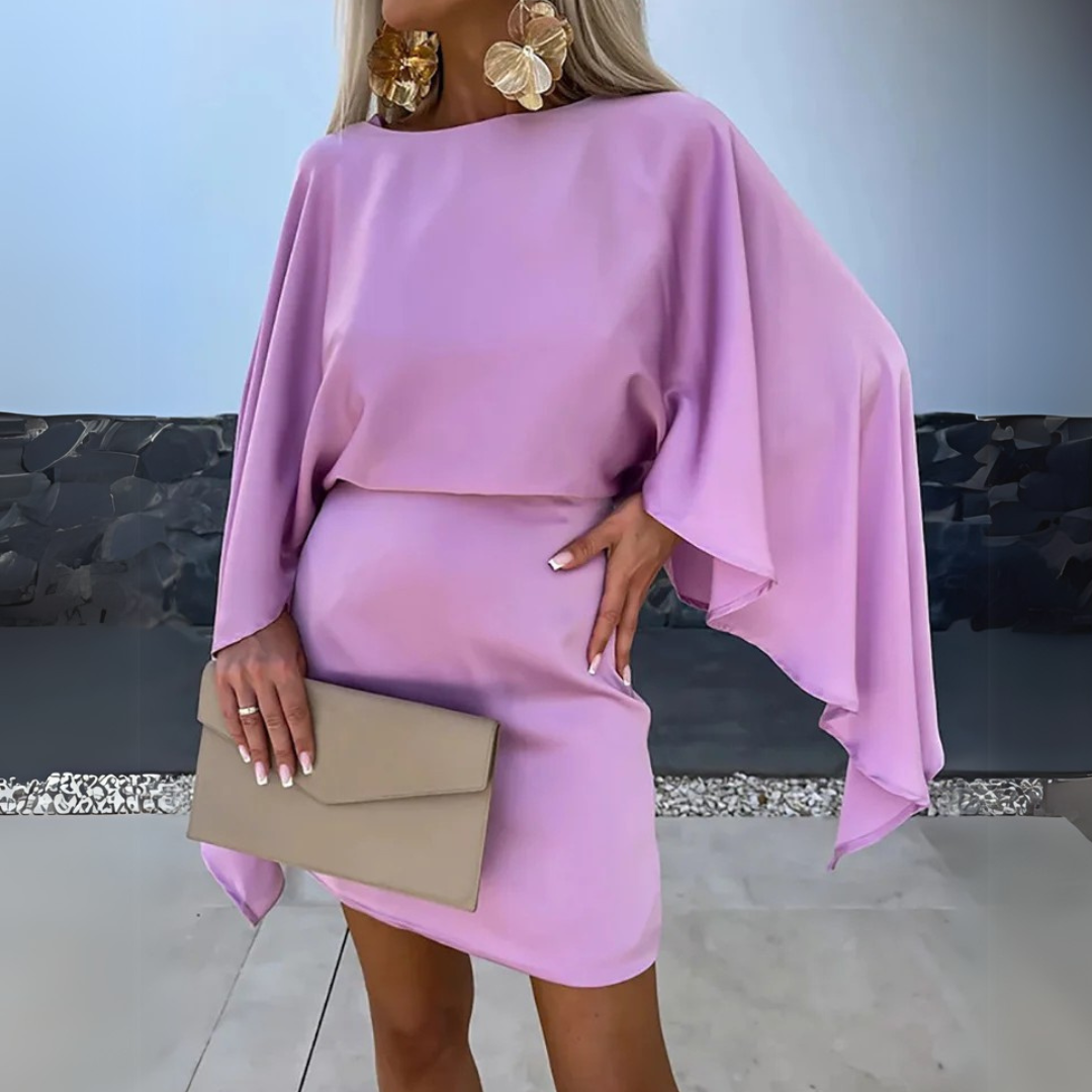 Elegantes lila Kleid mit asymmetrischen Ärmeln, goldenen Ohrringen und beiger Clutch. Perfekt für stilvolle Abendveranstaltungen und Mode-Events.