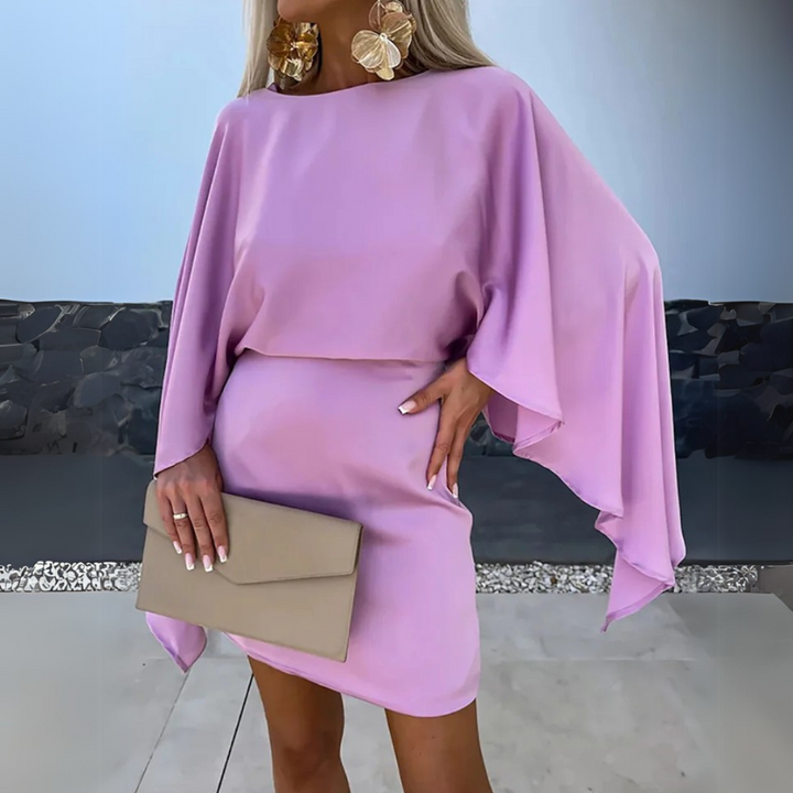 Elegantes lila Kleid mit asymmetrischen Ärmeln, goldenen Ohrringen und beiger Clutch. Perfekt für stilvolle Abendveranstaltungen und Mode-Events.
