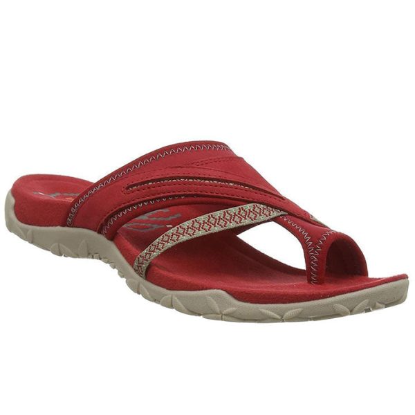 Rote Outdoor-Sandale mit beigem Profil, rutschfester Sohle und überkreuzten Riemen. Ideal für Wandern und Freizeit. Hochwertige Materialien.